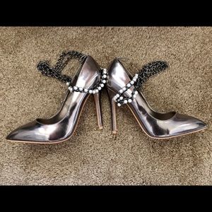 5” metallic heels w/ removable pearl/chain anklet